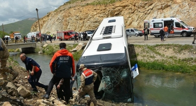 Bitlis'te yolcu otobüsü dereye düştü
