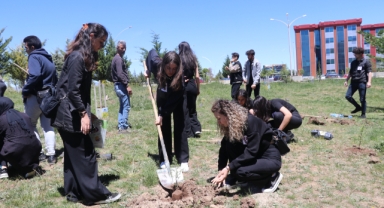 Depremde kaybettikleri arkadaşlarını unutmadılar