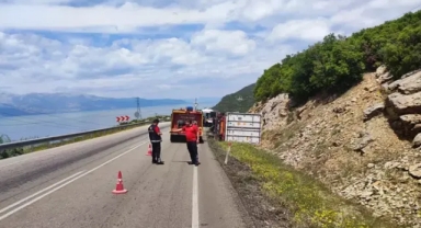 Elma yüklü TIR devrildi