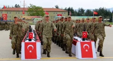 Erler, silah ve bayrak üstüne el basarak yemin etti