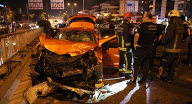 Gazi Bulvarı'nda feci kaza! Araçlar hurdaya döndü
