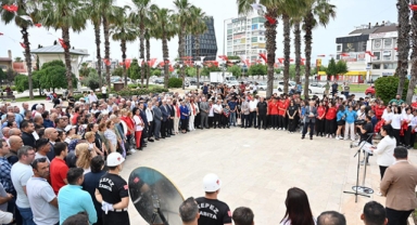 Gençlerle çelenk sundu 