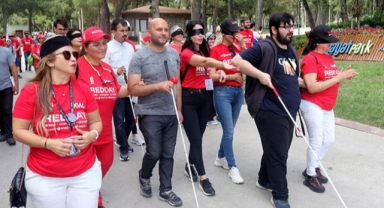 Gözlerini kurdeleyle bağladılar