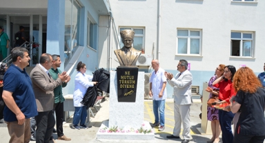 Hastane bahçesine Atatürk büstü yapıldı