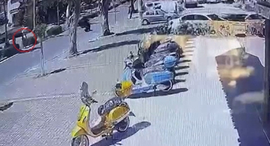 İki kardeşe otomobil çarptı! O anlar kamerada