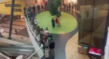 İndirimi duyan koştu...Uzun kuyruk oluştu