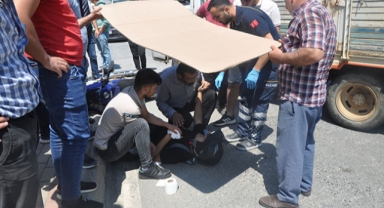Kamyonet ve motosiklet kafa kafaya çarpıştı