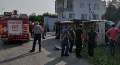 Kamyonla çarpışan öğrenci servisi devrildi