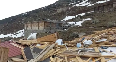 Kar eridi; yıkılan 6 ev enkazı gün yüzüne çıktı