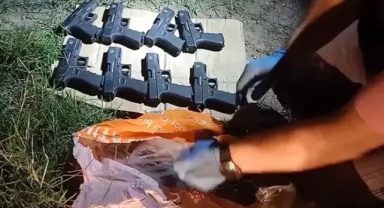 Karşısında polisi görünce silah çantasını balkondan attı
