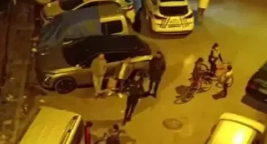 Kız arkadaşıyla yürürken silahlı saldırıya uğradı! O anlar kamerada