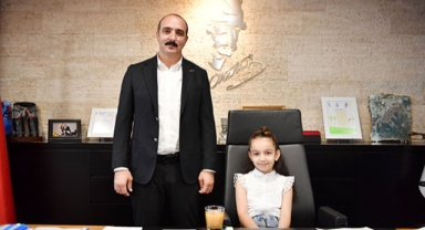 Kotan sözünü tuttu.. Minik Zeynep'in gönlünü aldı