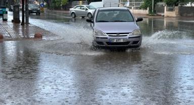 Kuvvetli yağış etkili oldu; Vatandaşlar zor anlar yaşadı