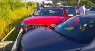 Makas atarak çarptığı araçtaki yolcuyu silahla yaraladı