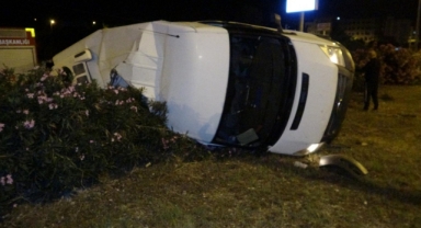 Minibüs devrildi; Polis hastaneye kaldırıldı