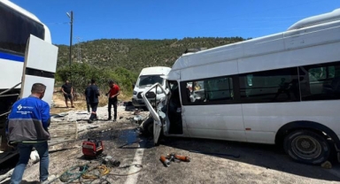 Minibüs otobüse çarptı: 1 ölü, 2 yaralı