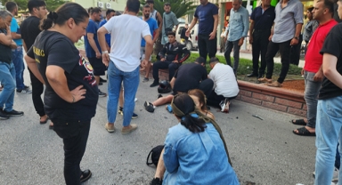 Motosiklet turistlere çarptı