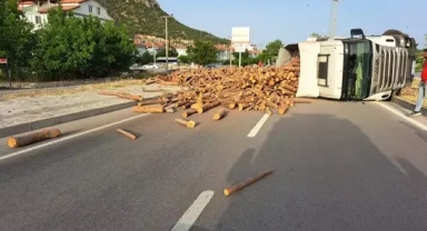 Odun yüklü tır devrildi... Yol trafiğe kapandı