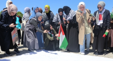 Öğrenciler İsrail'in Gazze'ye saldırılarını protesto etti