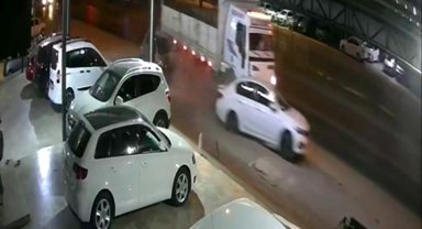 Park halindeki araçlara çarptı...Dehşeti yaşattı!