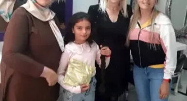 Saçlarını kanser hastalarına bağışladı