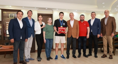 Şampiyondan Özçelik’e ziyaret