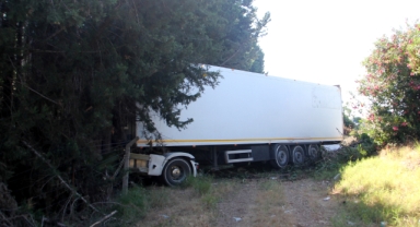 TIR şarampole yuvarlandı: 1 yaralı
