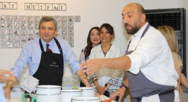 Vali menemen, eşi Jürilik yaptı