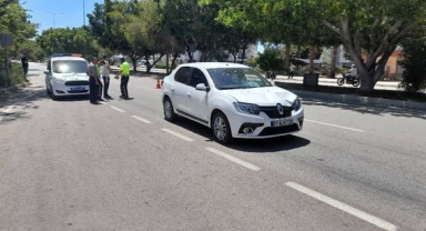 Yolun karşısına geçmeye çalıştı; Arabanın altında kaldı