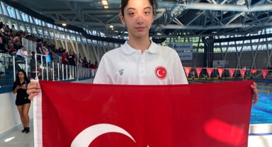Yüzücülerden madalya şöleni