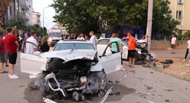 2 araç kafa kafaya çarpıştı