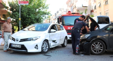 2 otomobil çarpıştı; 1 yaralı