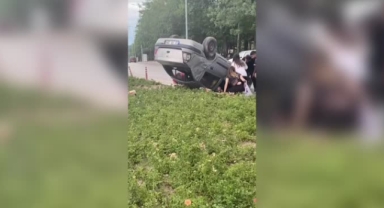2 otomobil çarpıştı, biri takla attı