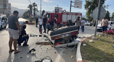2 otomobil çarpıştı... Takla attı