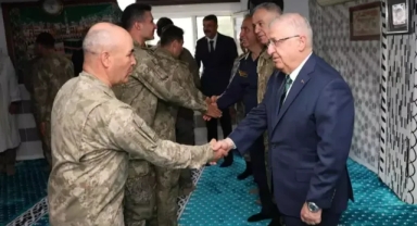 Bakan Güler, Mehmetçik'le bayramlaştı