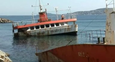 Batan gemiler onların oyun alanı oldu