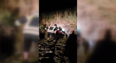 Çamura saplandı, itfaiye ekipleri kurtardı