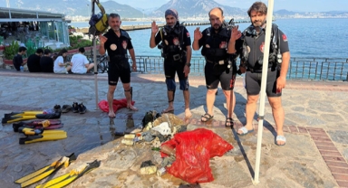 Denizin dibindeki çöpleri temizlediler