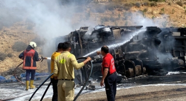 Devrilen tırda çıkan yangın söndürüldü
