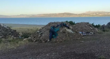 Doğayı kirlettiler! Göl kenarına atık döktüler