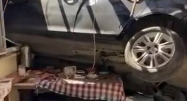 Evindeyken otomobilin altında kaldı