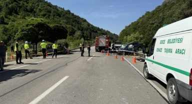 Feci kaza! Otomobil alev alev yandı: 4 ölü, 2 ağır yaralı