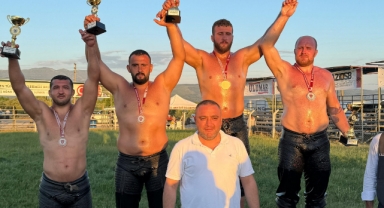 Güreşçiler madalya ile döndü