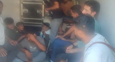 Kamyonet kasasındaki göçmenler yakalandı