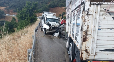 Kamyonla çarpıştı: 5 kişi yaralandı