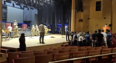 Konser salonunda dijital pano devrildi: 3 yaralı