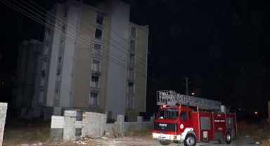 Madde bağımlıları inşaatta yangın çıkardı