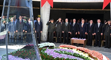 Merhum Cumhurbaşkanı mezarı başında anıldı