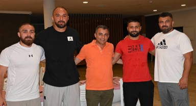 Başkan Kara'dan güreşçilere ödül