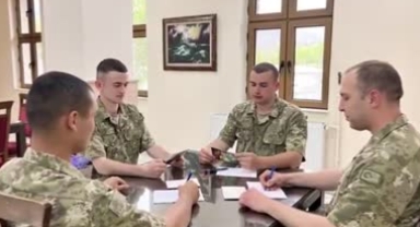 Öğrenciler Mehmetçik ile tebrik kartıyla bayramlaştı
